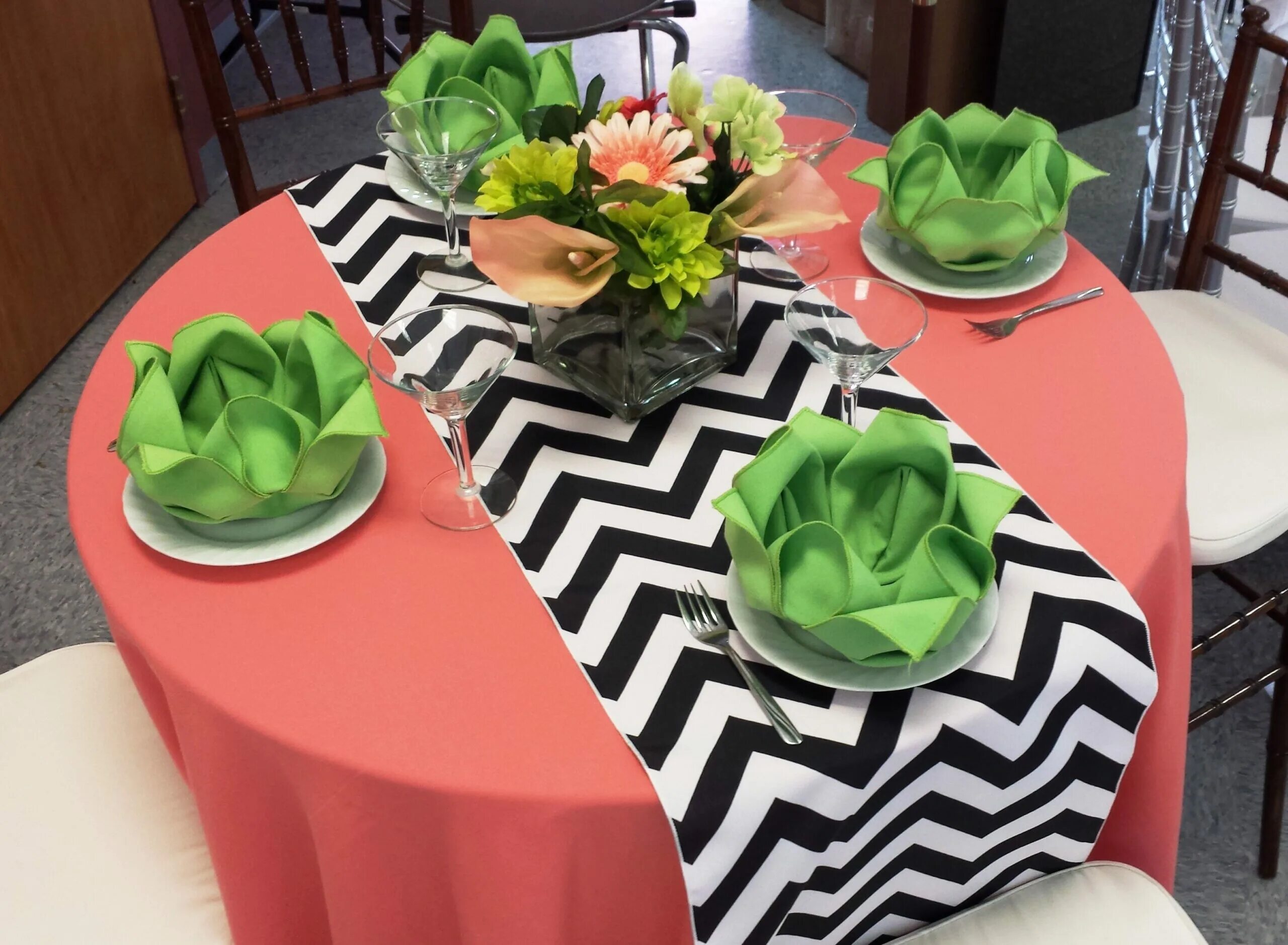 Сервировка прозрачного стола. Оригинальное оформление стола. Весенний декор стола. Сервировка стола будничная. Украсить стол на юбилей.