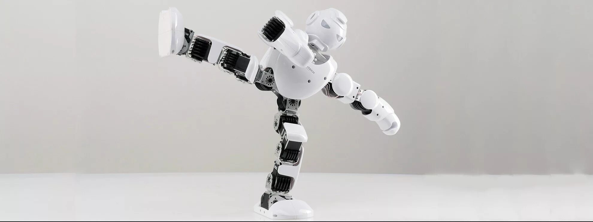 Робот НАО. Робот на Дальнем плане. Концепция умного робота. Grounded умные роботы. Robot show