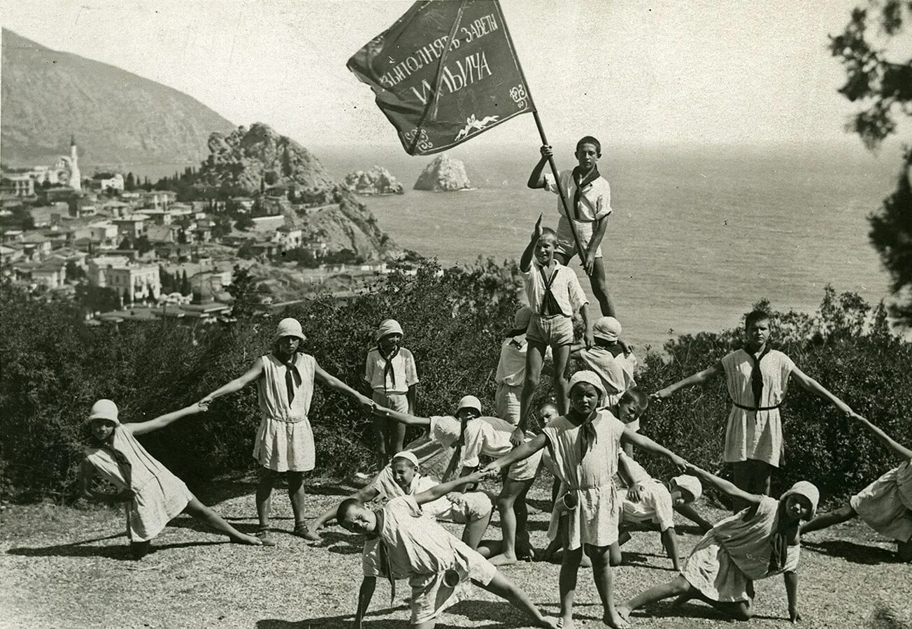Пионерский лагерь артек 1930. Артек в 1925 году. 1925 — вышел первый номер газеты «пионерская правда». Июнь 1925 года. Санаторный лагерь "артек".