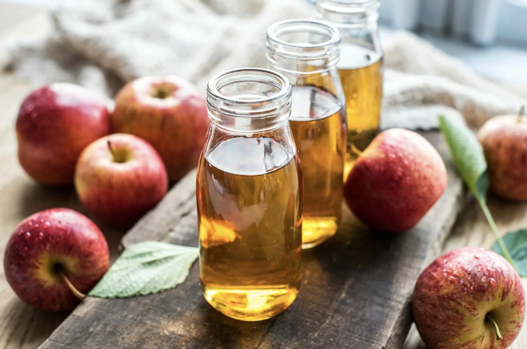 Как сделать яблочный уксус. Яблочный сидр уксус. уксус apple cider vinegar. яблочный сок. сидр яблочный натуральный.