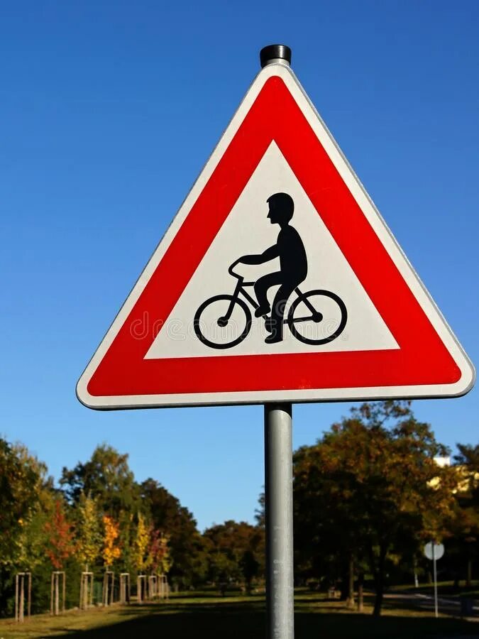 Дорожные знаки путешествие. Дорожные знаки для велосипедистов. Треугольный знак с велосипедом. Велосипедная дорожка дорожный знак. Дорожный знак велосипед в треугольнике.
