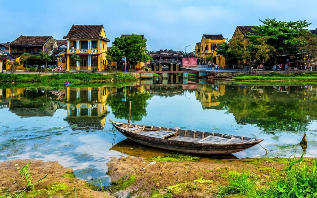 Древний ханой. Хойан Вьетнам парк. Хойан Вьетнам лодки. Вьетнам столица Ханой. Город Хоалы Вьетнам.