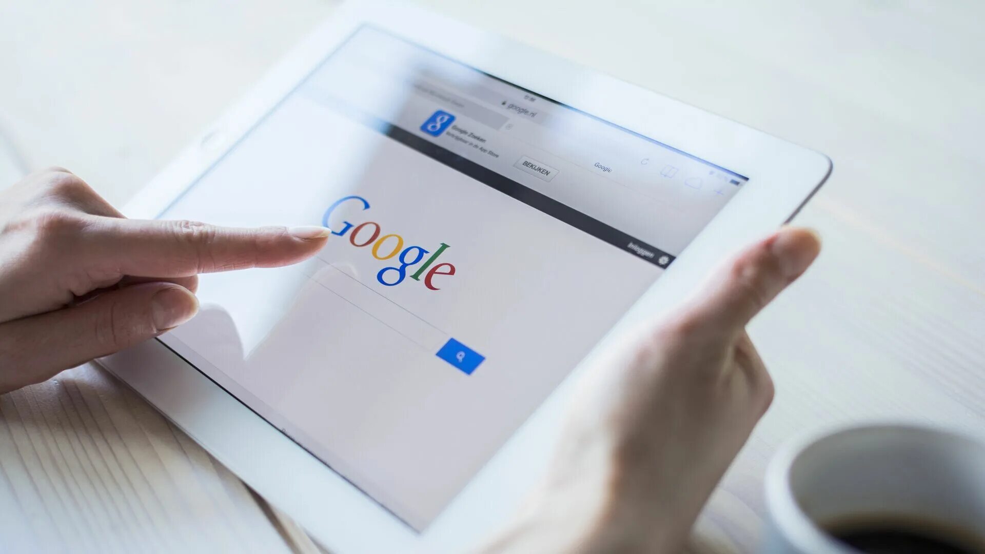 Go on google. Ноутбук гугл. google search картинка. человек ищет в гугле картинка.