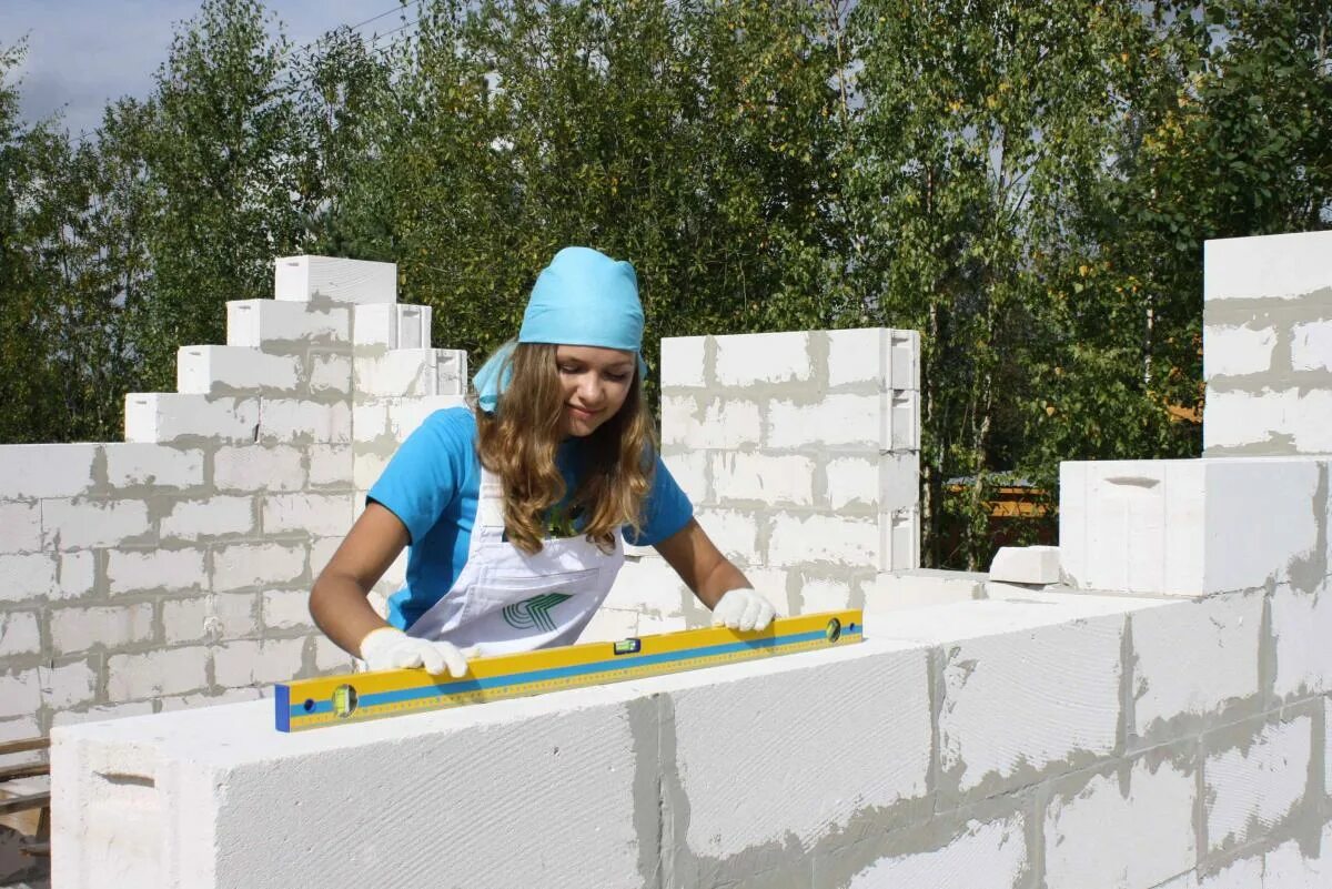 Первый ряд газобетона. Строительство блоками видео. Строительство блоками видео. Газоблок униблок. Газобетон авито.