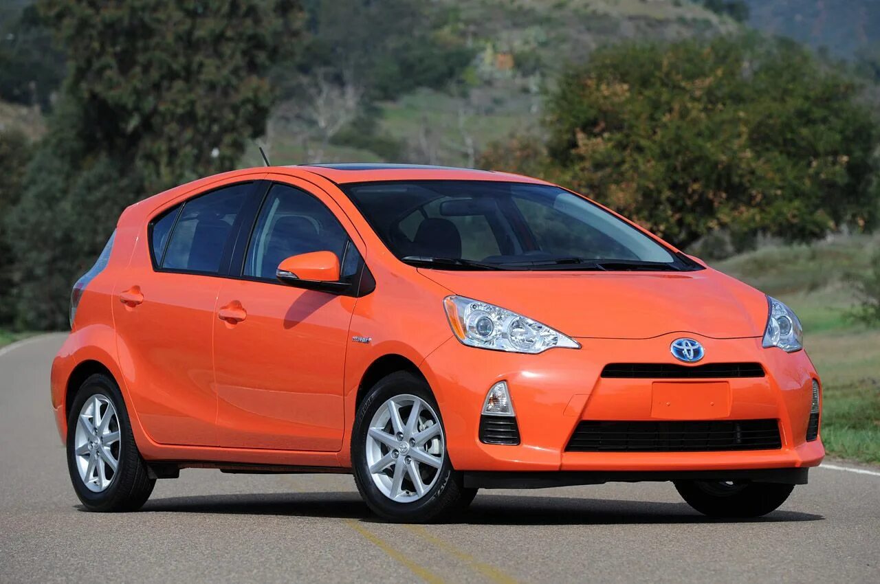 Toyota Prius c. Toyota Prius c 2012. Приус Тойота оранжевый. Toyota Prius c 2013.