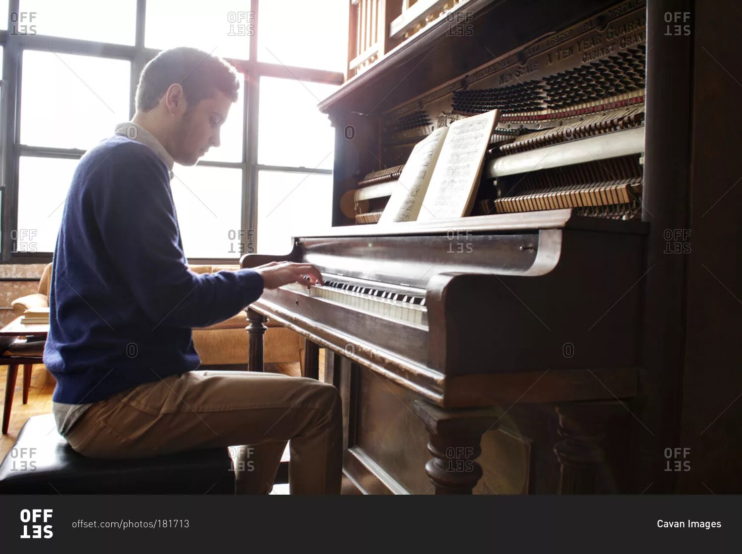 Tom plays piano. Человек играющий на пианино. Люди играющие на пианино. Человек играющий на фортепиано. Люди играющие на фортепиано.