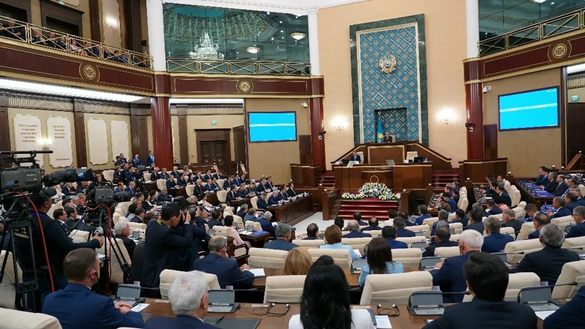 Заседание палат парламента. Заседание палаты общин парламента великобритании. Заседание палат парламента. Сенат чехии. Казахстан парламент 2022.