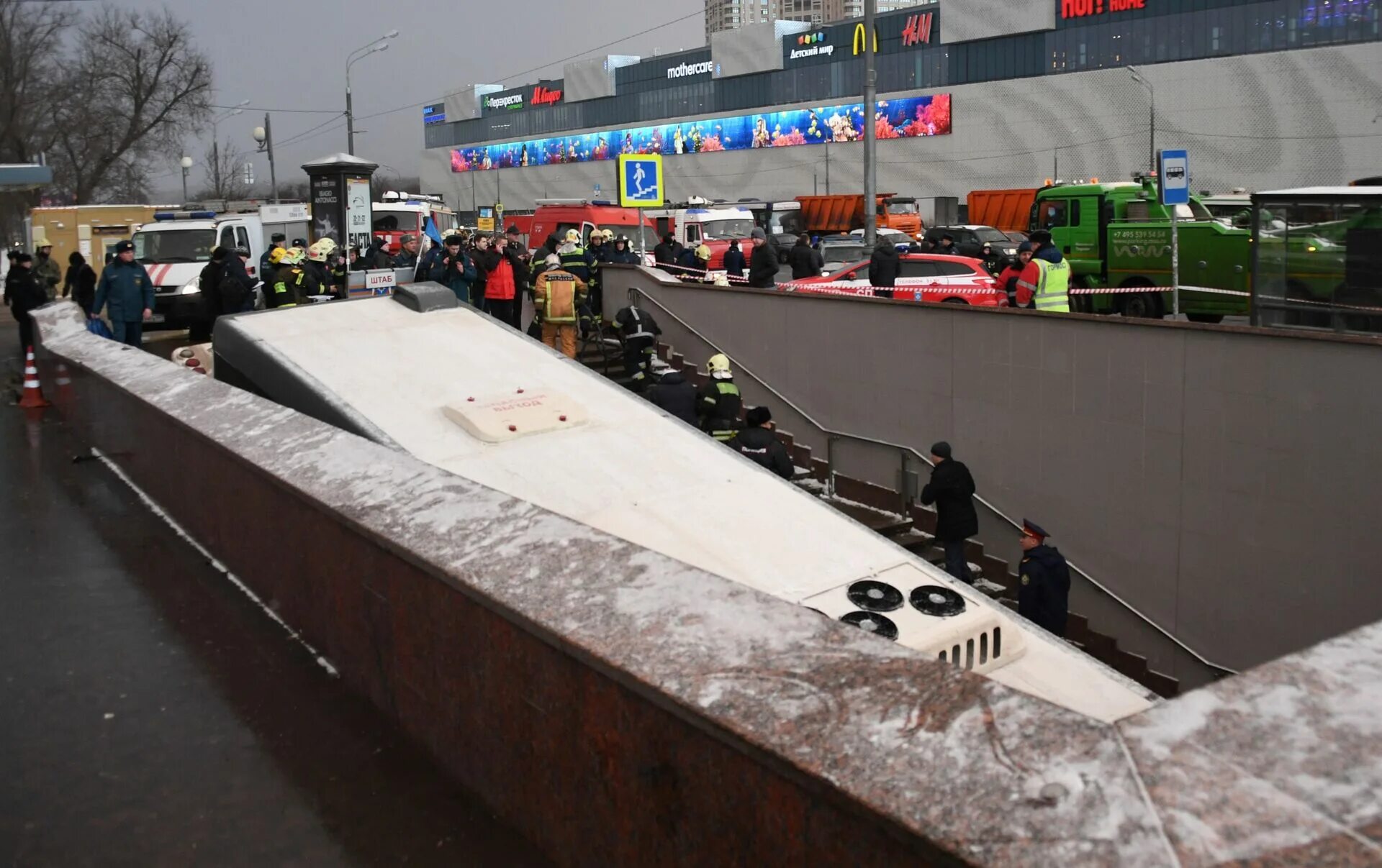 Автобус въехал в толпу людей. Автобус въехал в толпу людей. Дтп автобус грибановский район. Автобус въехал в метро славянский бульвар. Дтп метро славянский бульвар.