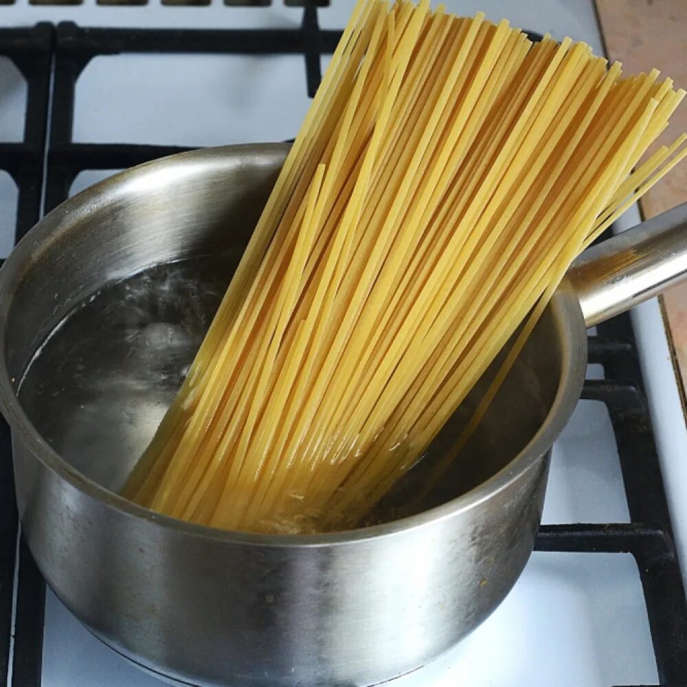 Как сварить спагетти. Варка спагетти. Варки макаронных изделий. Спагетти до варки. Спагетти трехминутной варки.