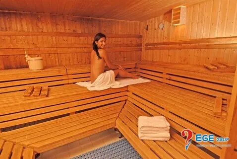 Sauna fotosuratida yalangoch etuk ayollar