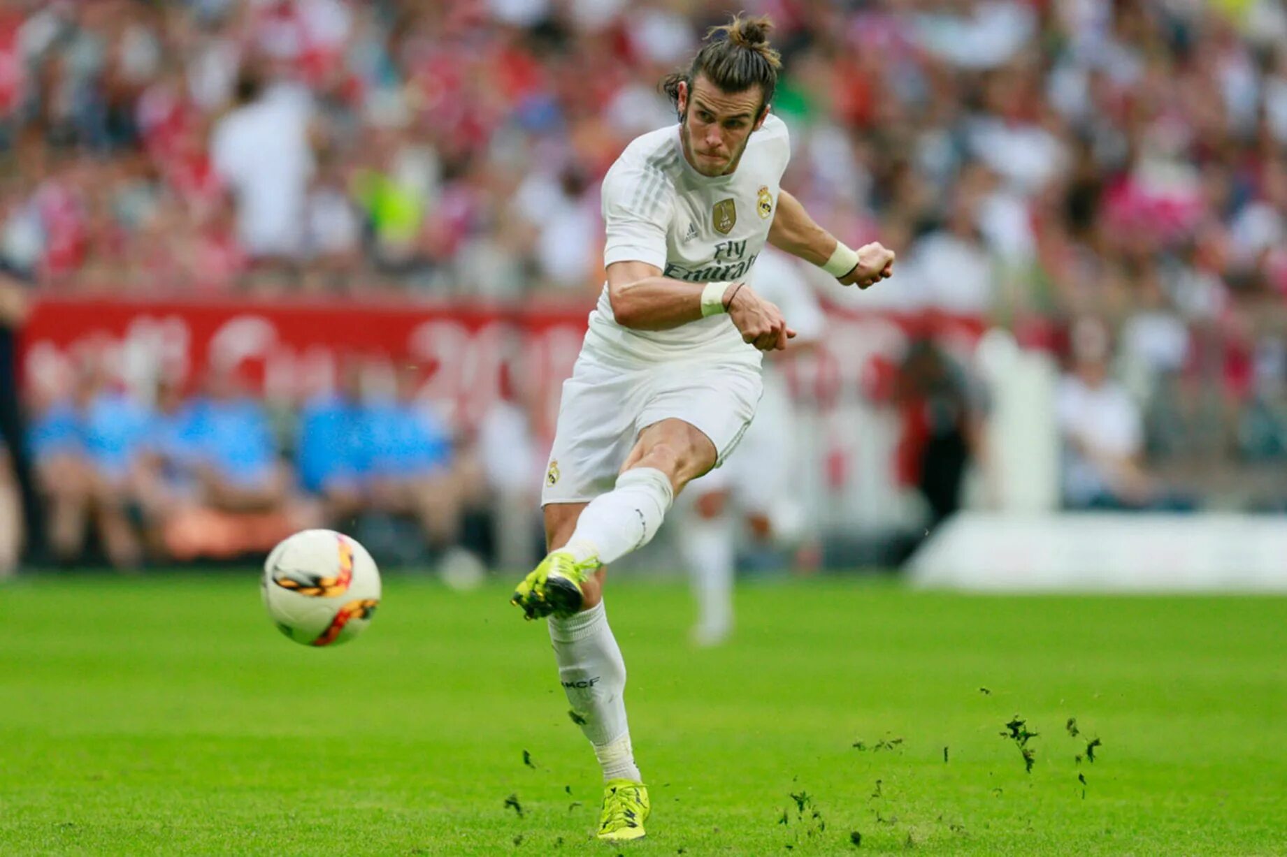 Гарет Бейл через себя. Gareth Bale real Madrid. Bale удар. Гарет Бэйл за Тоттенхэм 2007 год.