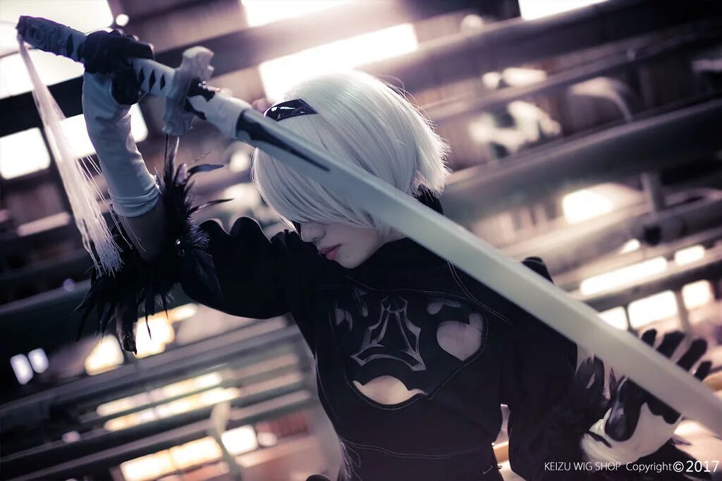 Nier automata cosplay. June Moore NIER Automata косплей. 2b косплей без маски. 2b без повязки косплей.