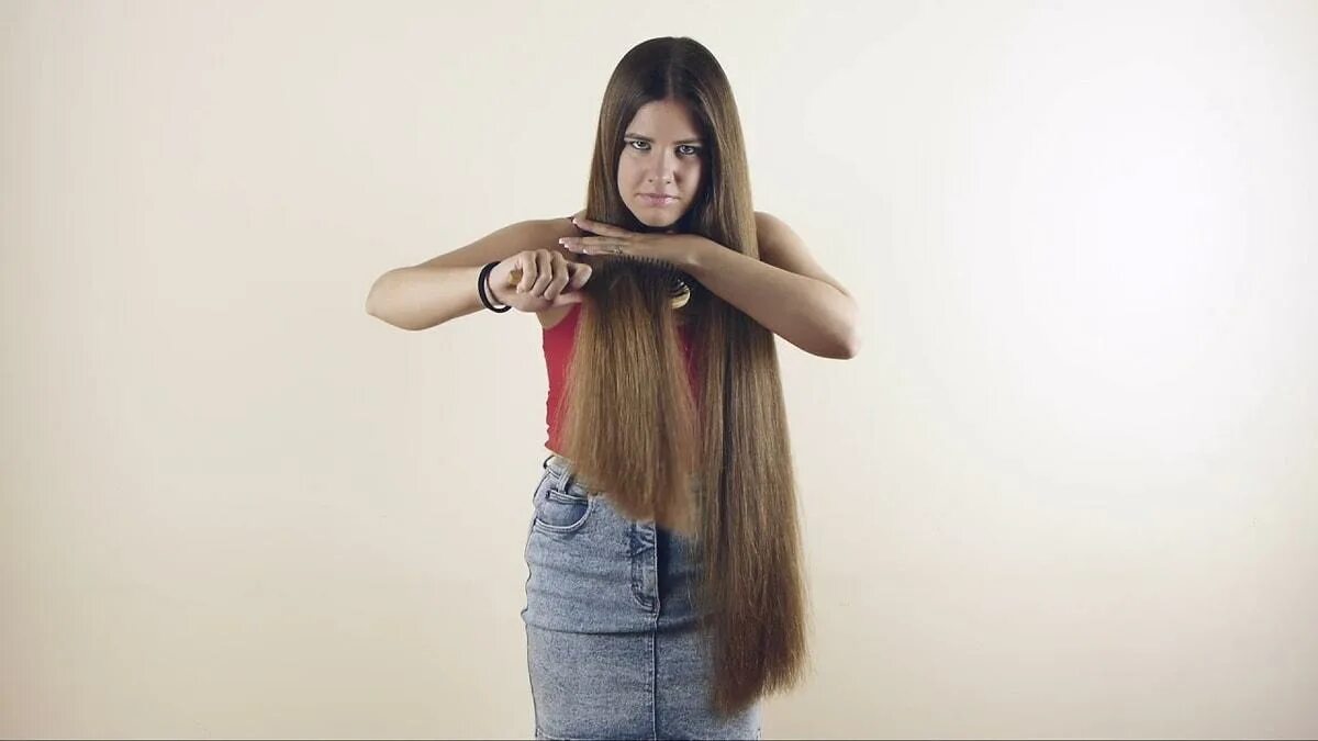 Suzana long hair.