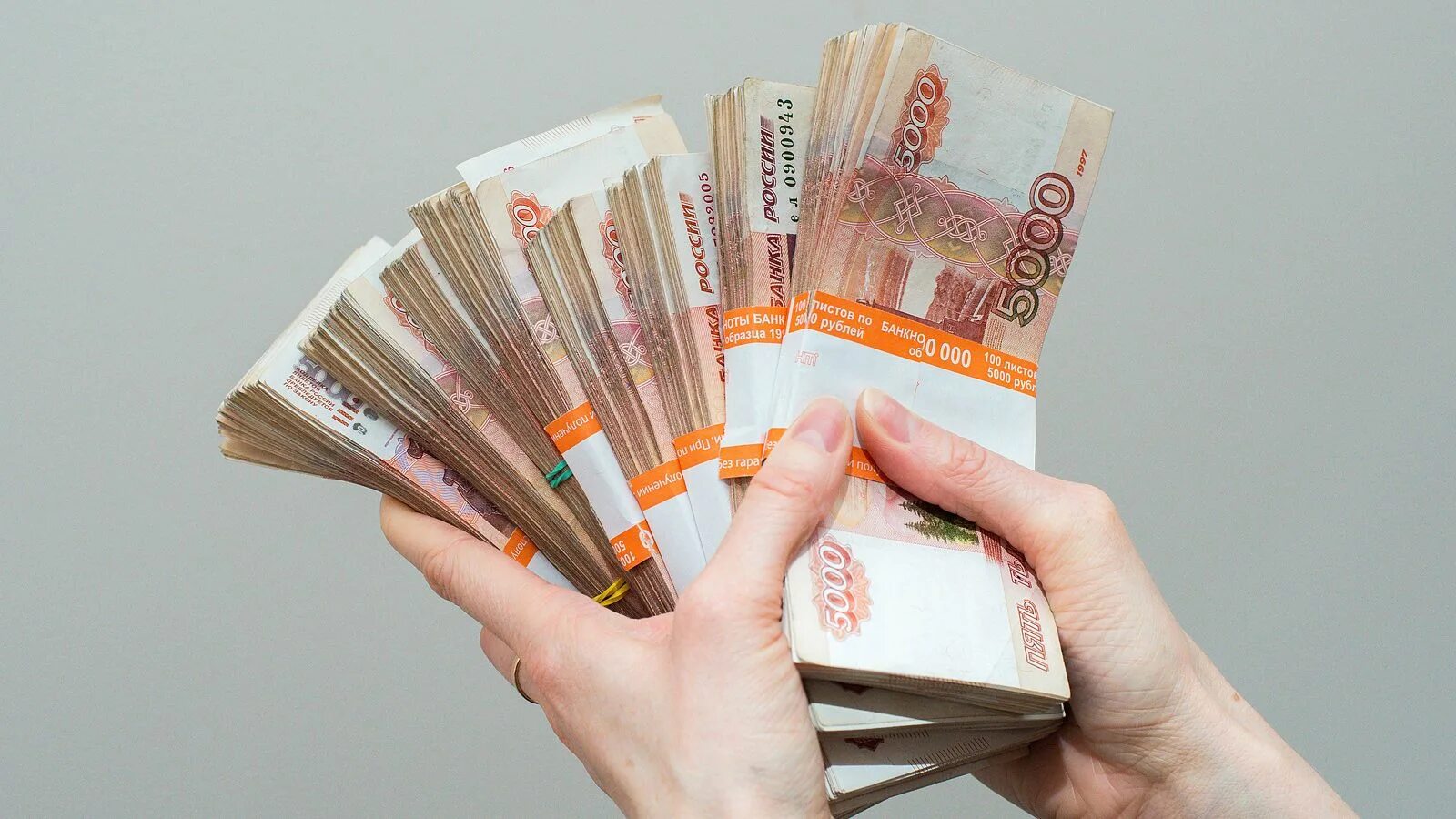 Зарплата 5000 рублей. Деньги в руках. Пачка денег в руках. Пятитысячные купюры в руках. Деньги в руках рубли.