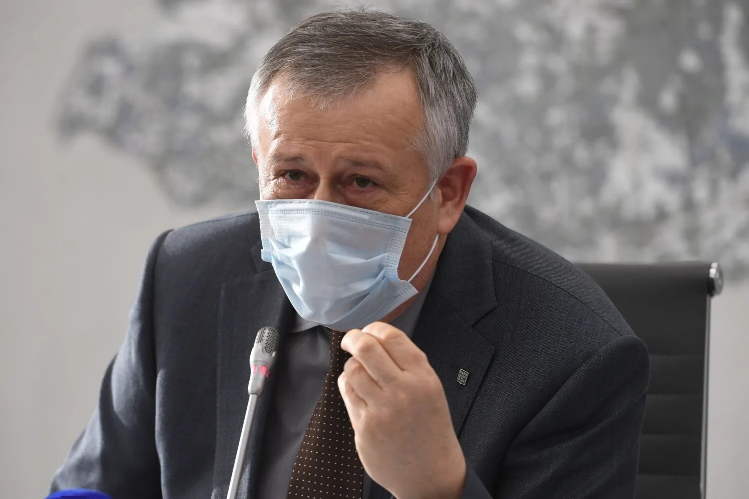 Дрозденко пластическая операция. Александр юрьевич дрозденко. дрозденко губернатор ленобласти. правительство ло дрозденко александр юрьевич. дрозденко губернатор ленинградской области в маске.