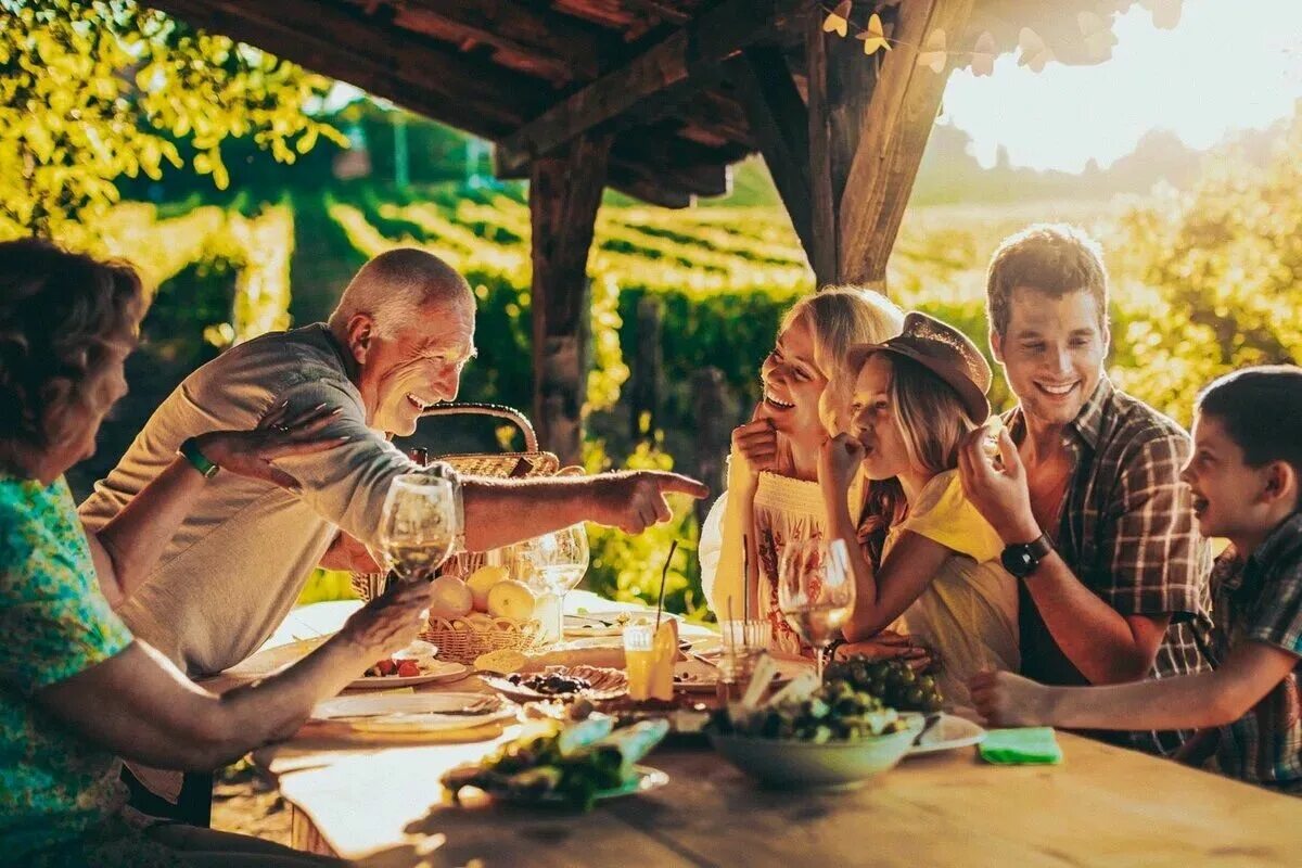 Деревенская семья. Взаимоотношения с родственниками. Заботиться о близких. Родня приехала. Конфликт родителей и детей.