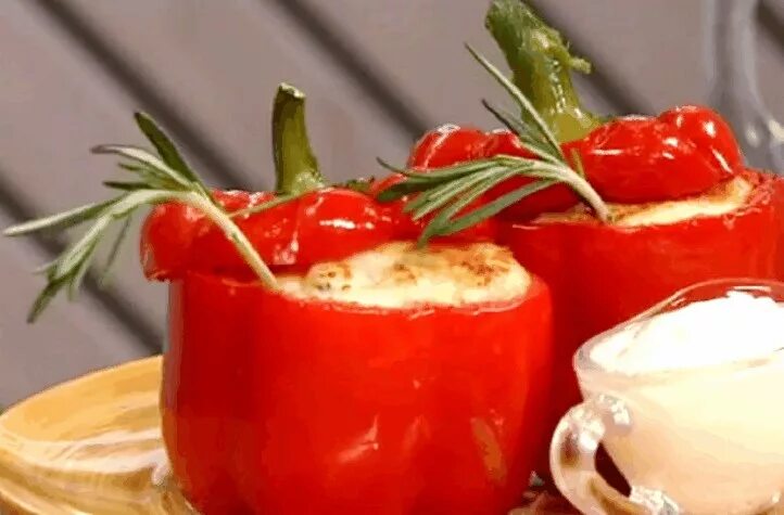 Гарнир к фаршированным перцам. Перец фаршированный куриной грудкой. Фаршированный перец в микроволновке. Яичница в перце. Запечь перец в микроволновке.