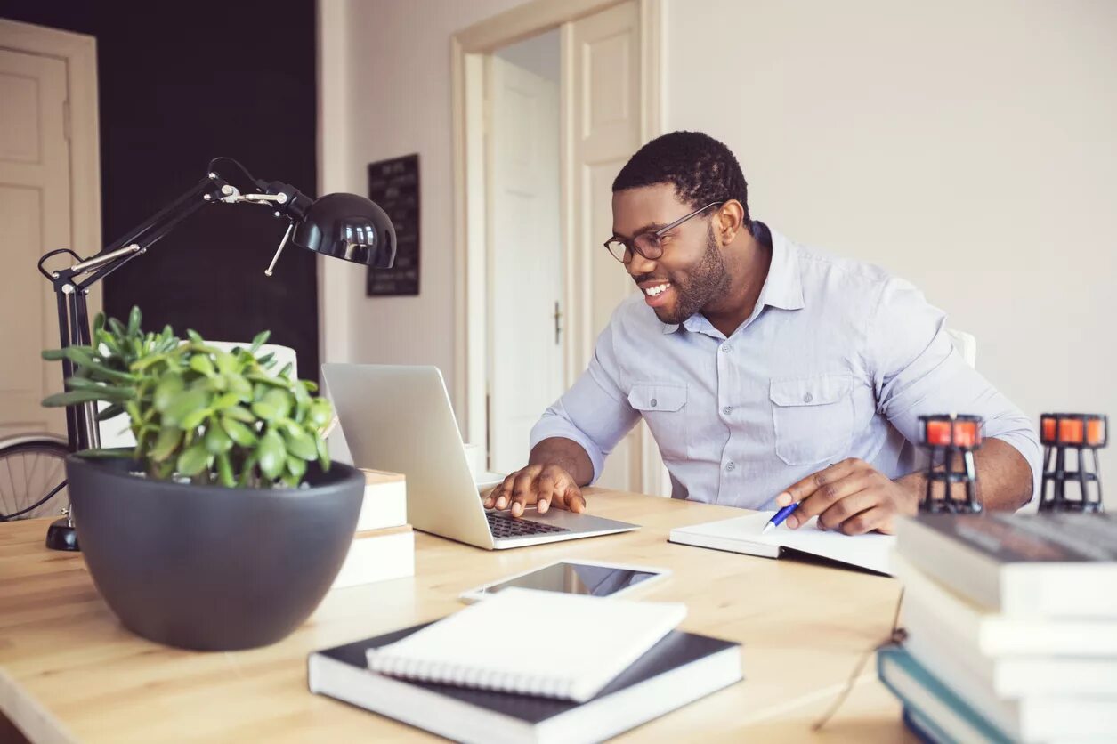 Working from home be like. Человек в домашнем офисе. темнокожий программист. working from home. рутина бухгалтера.