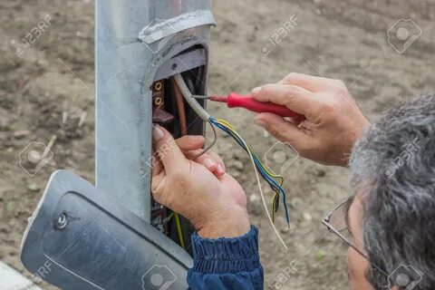 Подключают уличное освещение