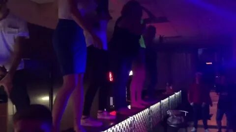 В клубе новосибирска девушка на барной стойке
