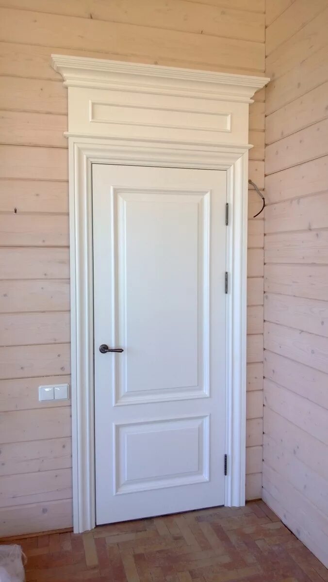 молдинг на двери межкомнатные. расширенные двери. прихожая неправильной формы. визуальное увеличение двери. дверной проем с фрамугой.