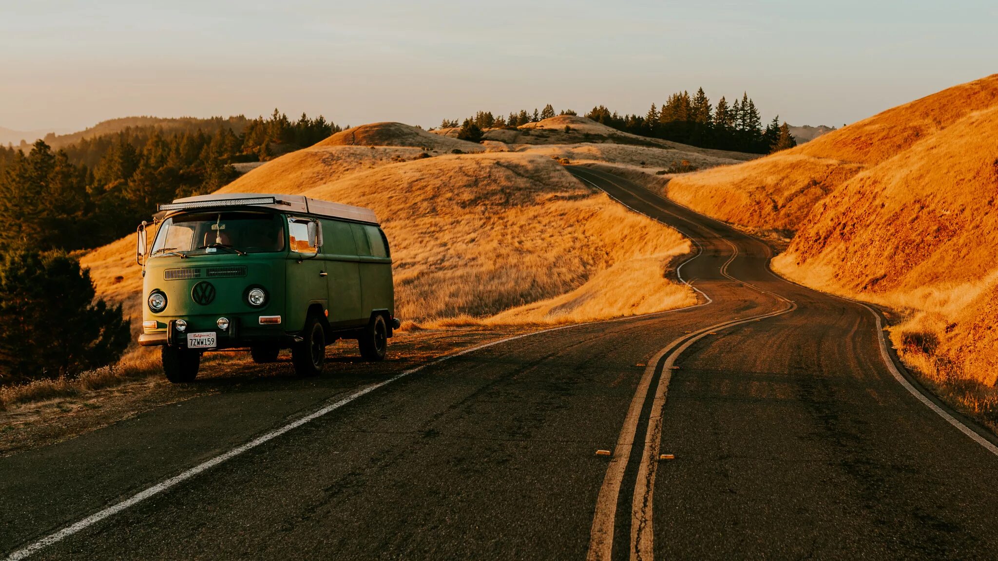 Автобус едет в горы. Обои Volkswagen California. Машина на дороге. Путешествие на машине. Обои на рабочий стол путешествия.