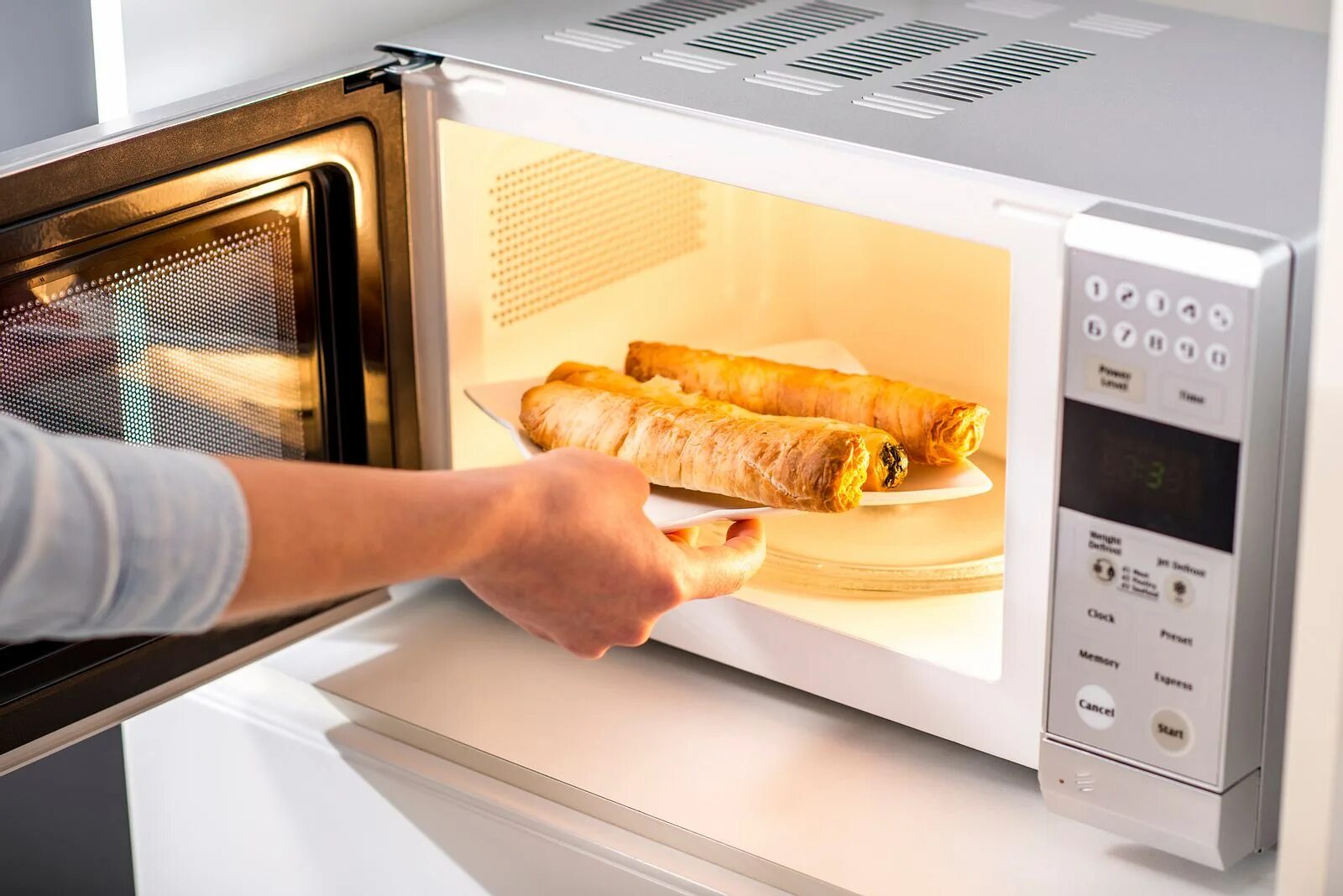 Выпечка в микроволновой печи. Микроволновка и телефон. Лайфхак микроволновка. Food cooked in a Microwave Oven.