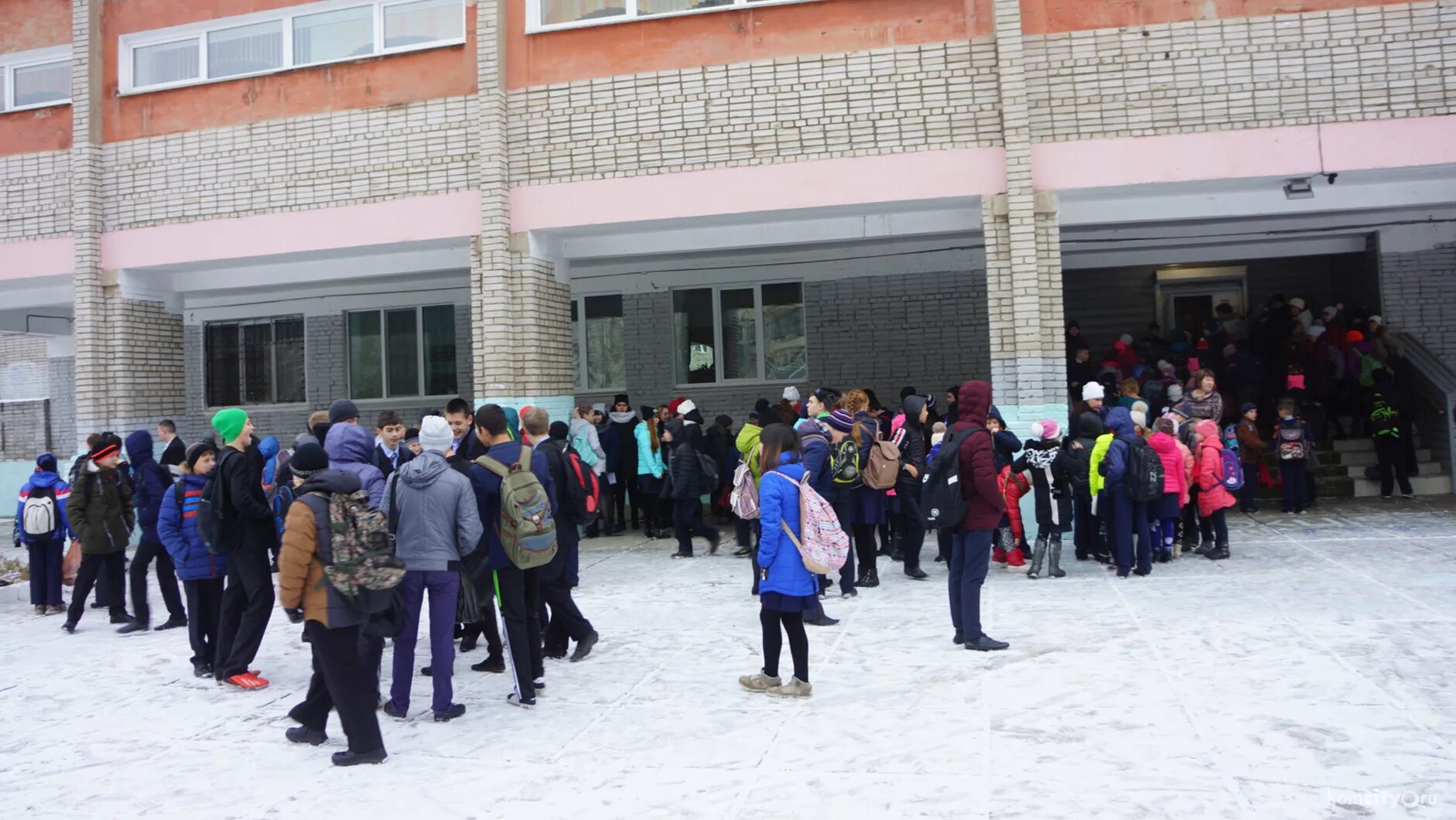 эвакуация 6 школы. 6 школа 9 в череповец. эвакуация школ в красноярске. заминировали школу. минирование школ.