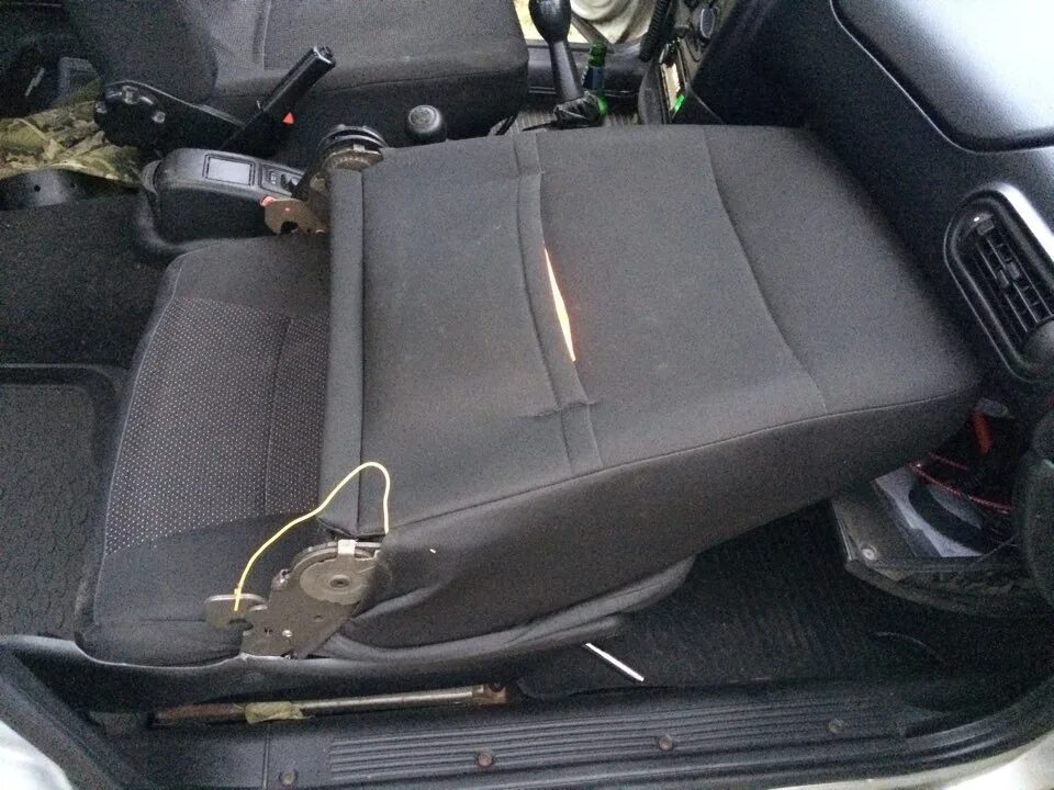 Сиденье переднее renault megane 2. Skoda yeti сиденья. Передние сиденья нива шевроле. Нива шевроле 2006 год передние сиденья. Сиденье переднее нива шевроле 2123.
