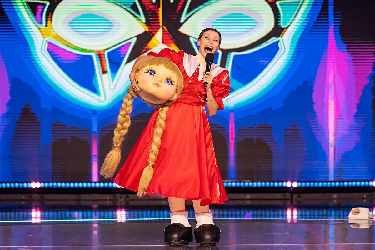 Тодоренко в костюме куклы. Участники шоу маска танцы 2022. Маски танцы 1