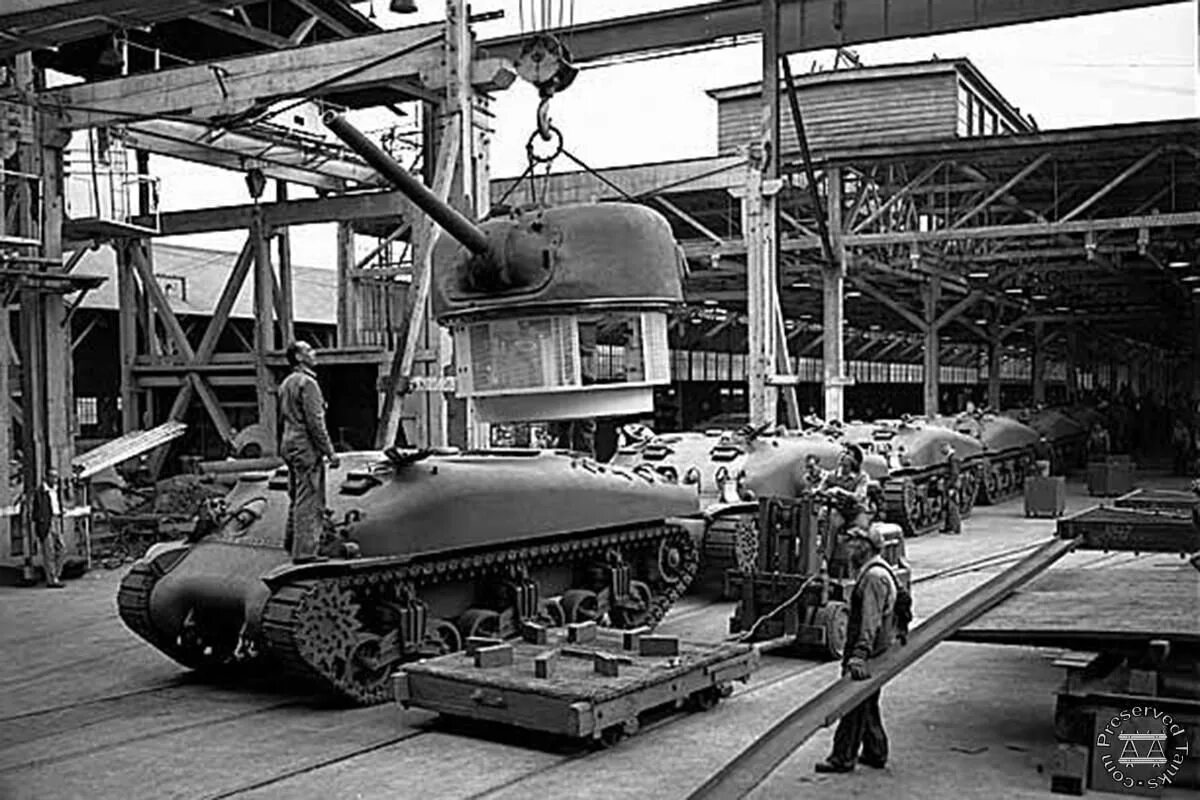 Где строили танки. Танк Шерман на заводе. Заводы танков СССР И Германии. Танковый завод Германия. Танковый конвейер завод 1939.