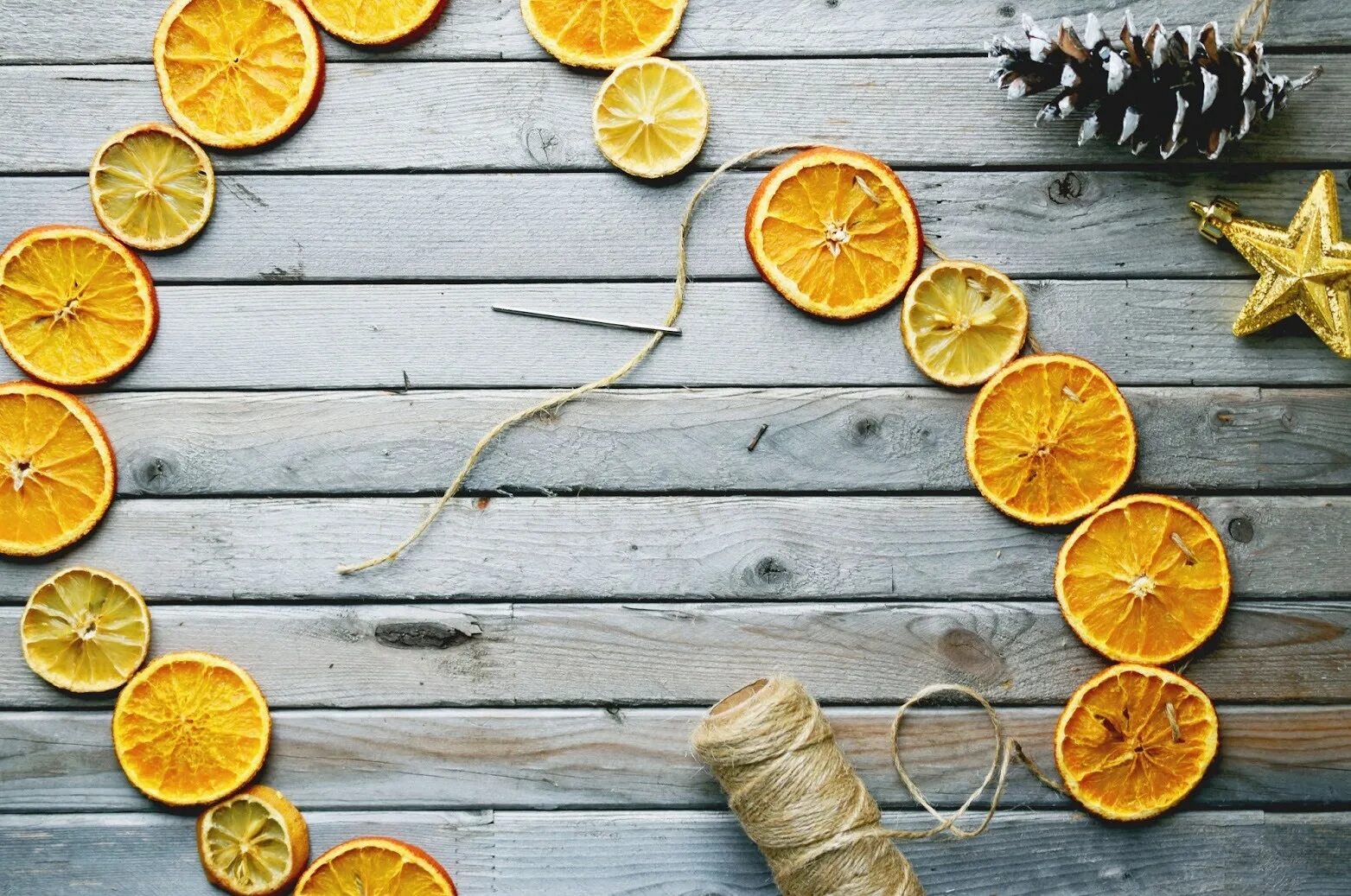 гирлянда из цитрусовых. декор из апельсиновых корок. как сделать гирлянду из апельсинов.