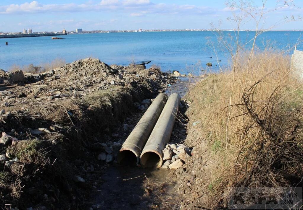 Канализационные стоки в черное море в Севастополе. Канализация в море. Канализационная труба в море.