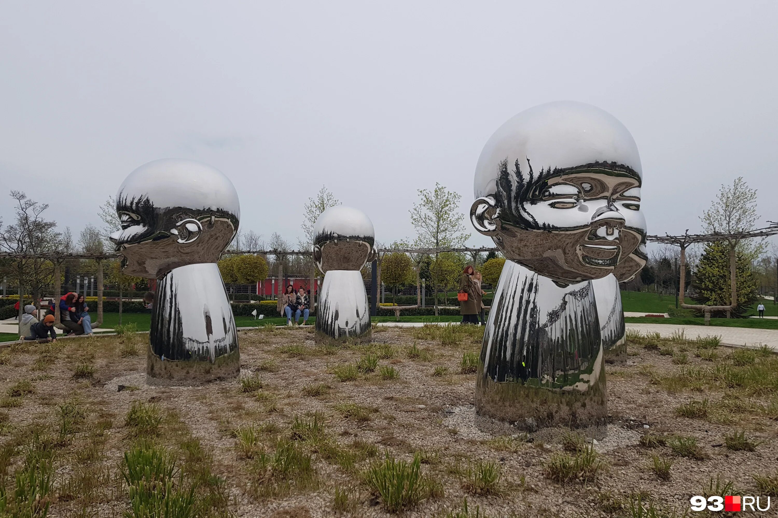 парк галицкого в краснодаре колонны. арт объекты парка галицкого.