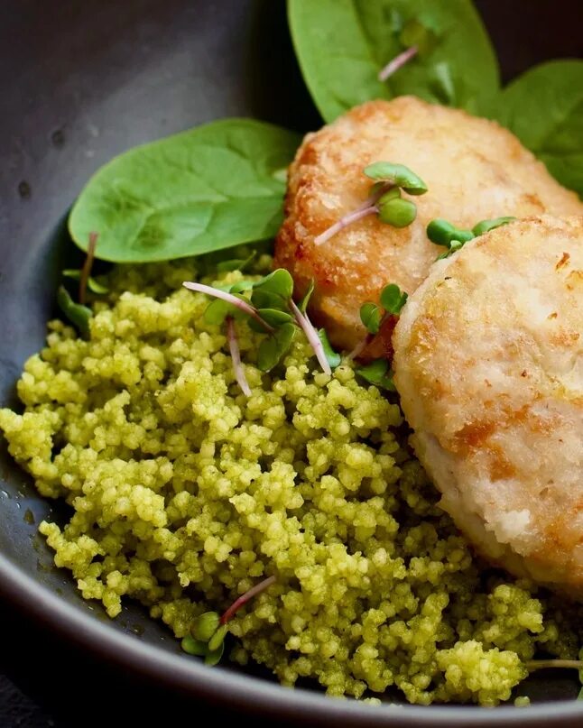 Котлеты с кускусом и зеленью. Котлеты с кускусом. Кус кус с котлетой. Фрикадельки из чечевицы. Тефтели с кускусом.