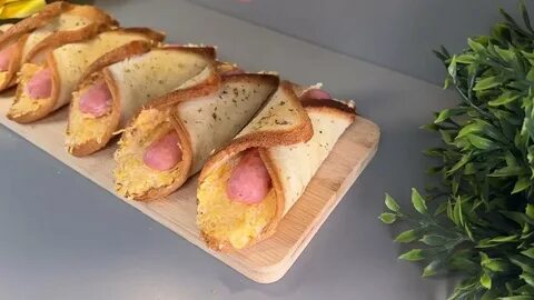 Сосиски в тостовом хлебе с сыром
