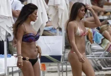 Шрифтпен шомылып жатқан жалаңаш әйелдердің суреттері