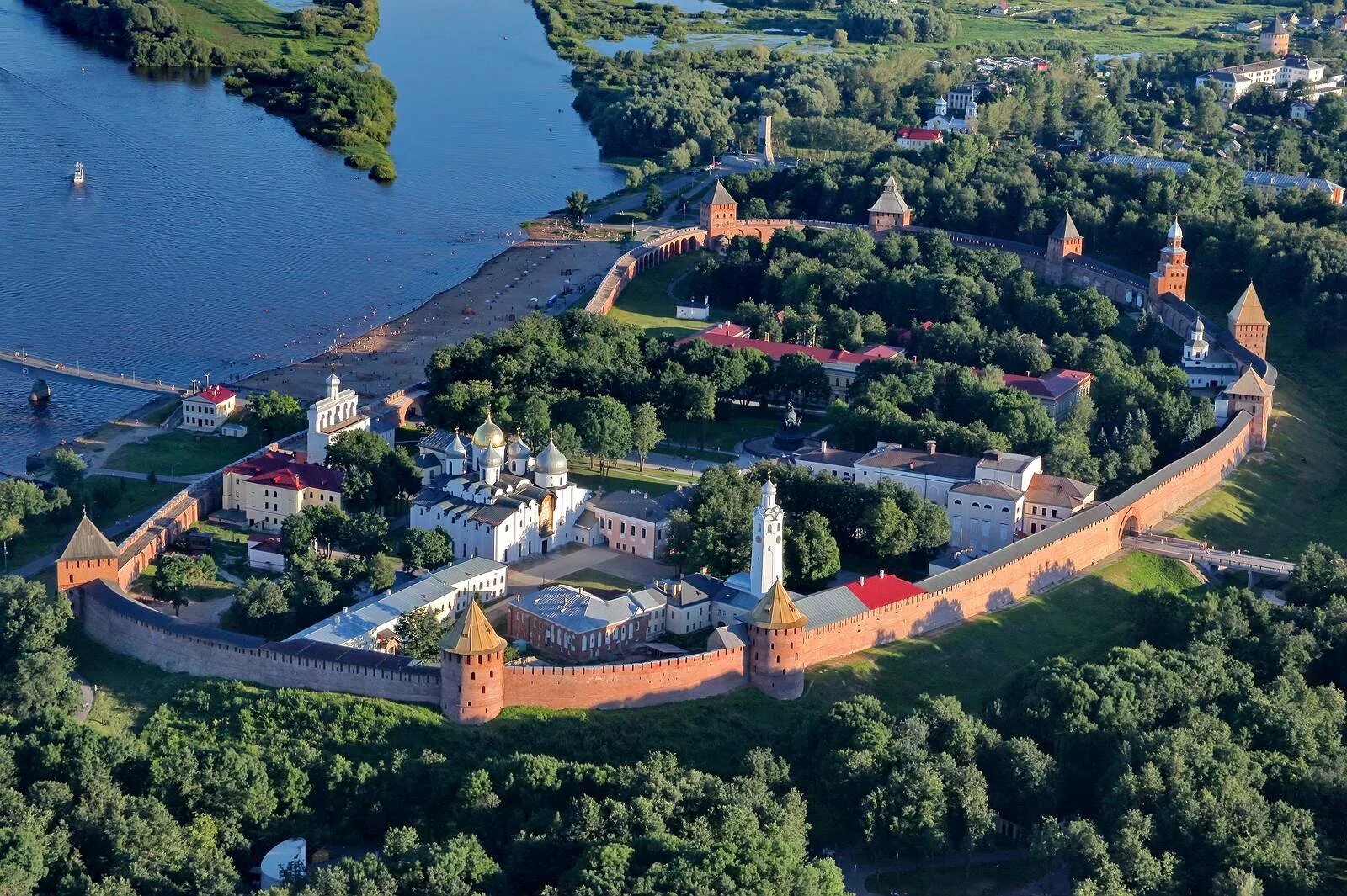 Центральная часть города называется. Новгородский Детинец Великий Новгород. Новгородский Кремль Детинец. Новгородский Детинец достопримечательности Великого Новгорода. Кремль Детинец в Великом Новгороде.