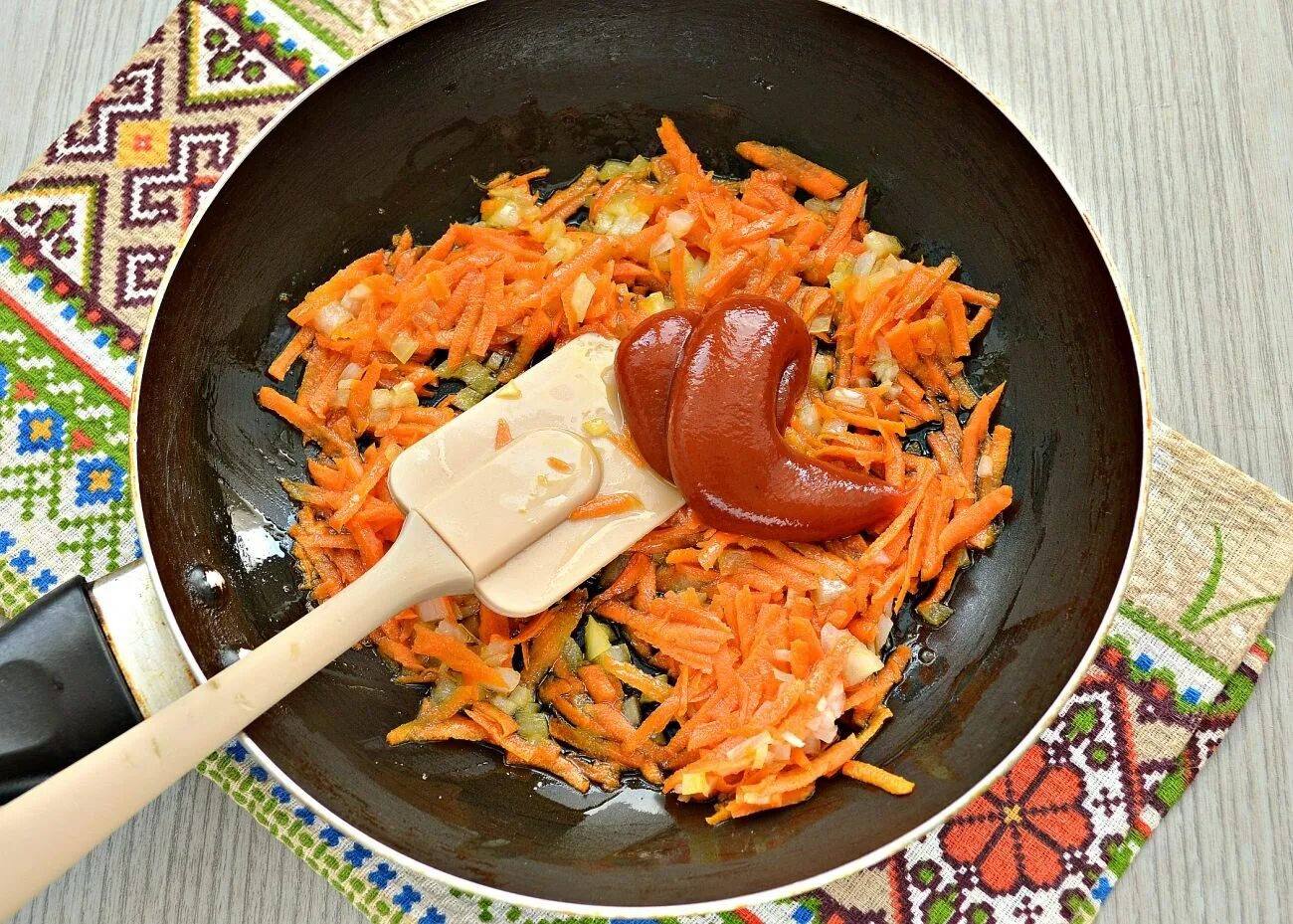 Овощи с томатной пастой на сковороде. Пассерование овощей. Пассерованный лук и морковь. Пассерование моркови.
