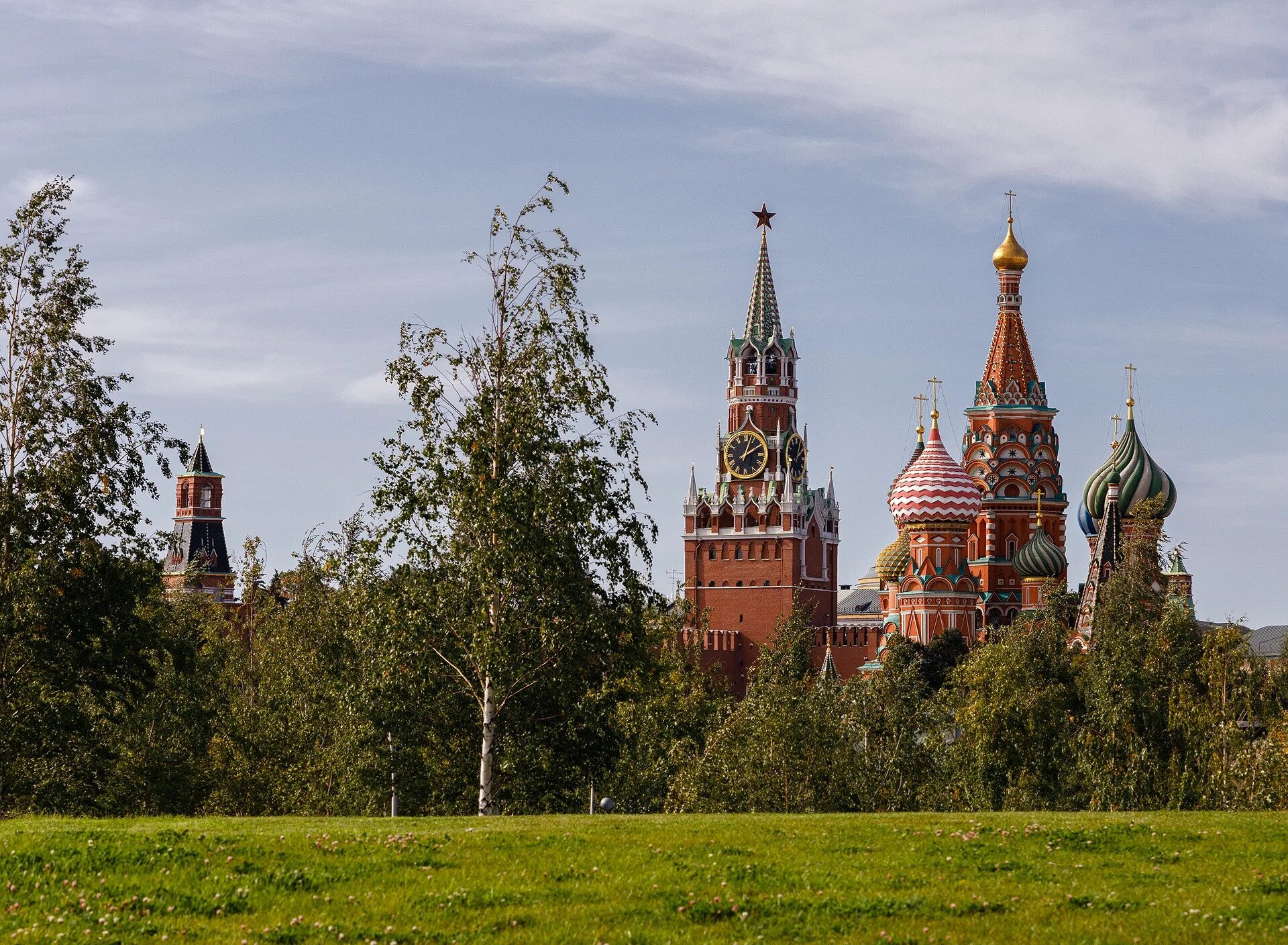 Живая природа города. Спасская башня и храм Василия Блаженного. Кремль Спасская башня, храм Василия Баженова. Природа города Москвы. Кремль лето.