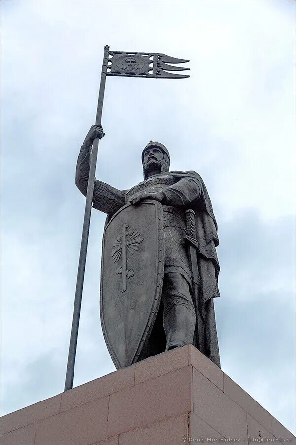 Памятник Александру Невскому в Городце.