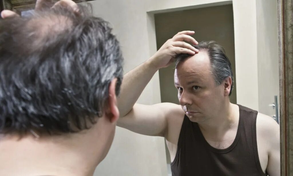 Шея при наклоне головы вперед. Девушки красивых трогает голову. Трогать затылок. Трогать затылок. Трогать затылок.