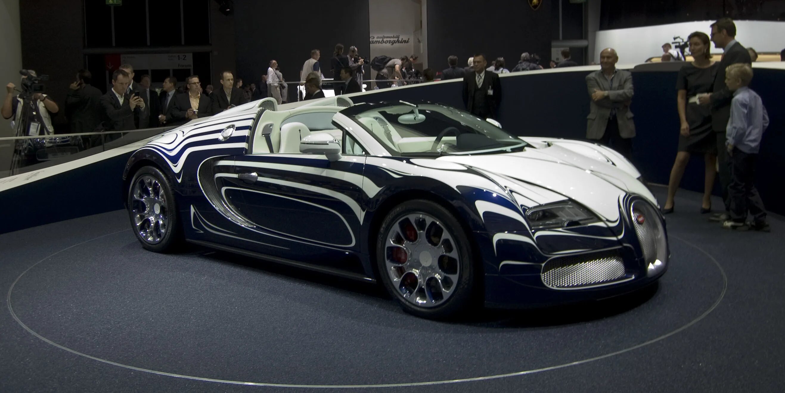 Bugatti 15. Grand Sport Vitesse l`or Blanc Street. Blanc car.