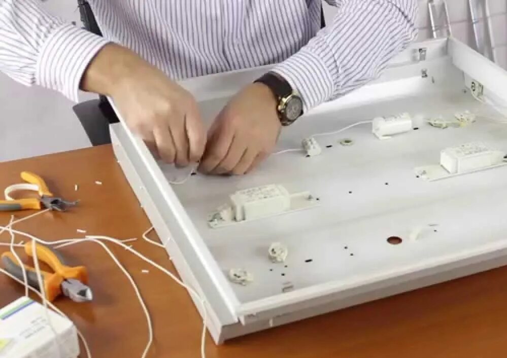 Демонтаж: светильников для люминесцентных ламп. Демонтаж люминесцентных светильников. Демонтаж: светильников для люминесцентных ламп. Люминесцентный светильник. Демонтаж: светильников для люминесцентных ламп.