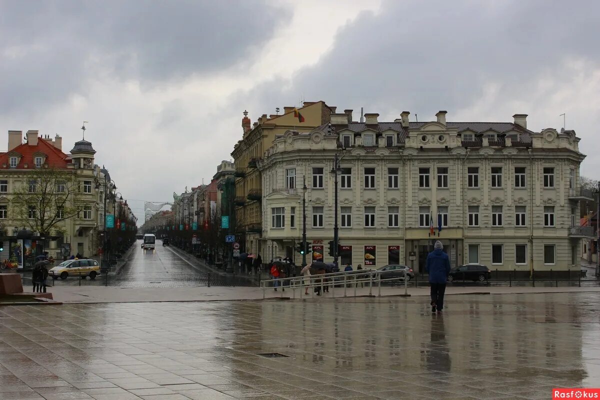 Столица дождей город. Вильнюс в дождь. Улица в дождь Вильнюс. Вильнюс улицы нового города. Вильнюс столица дождей.