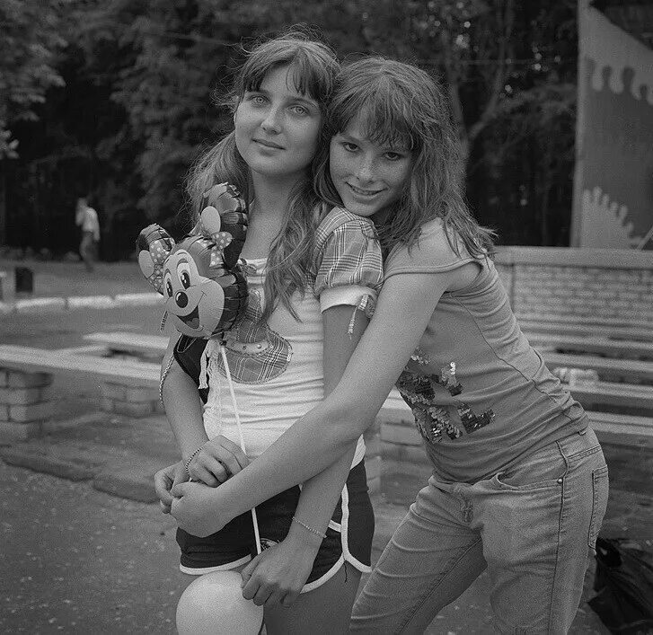 Запрещенный снимок. Олег Виденин фотограф последний звонок. Девушки с окраины. Олег Виденин запретное. Девочки с окраин.