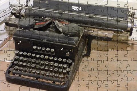 Пишущая машинка в работе