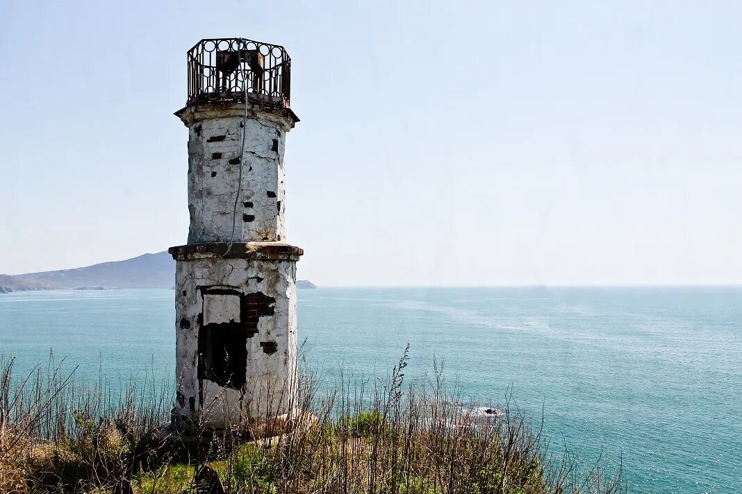 бугровский маяк на ладожском. маяк анива сахалин. маяк турлитис греция. уничтожен маяк. маяк phare du four.