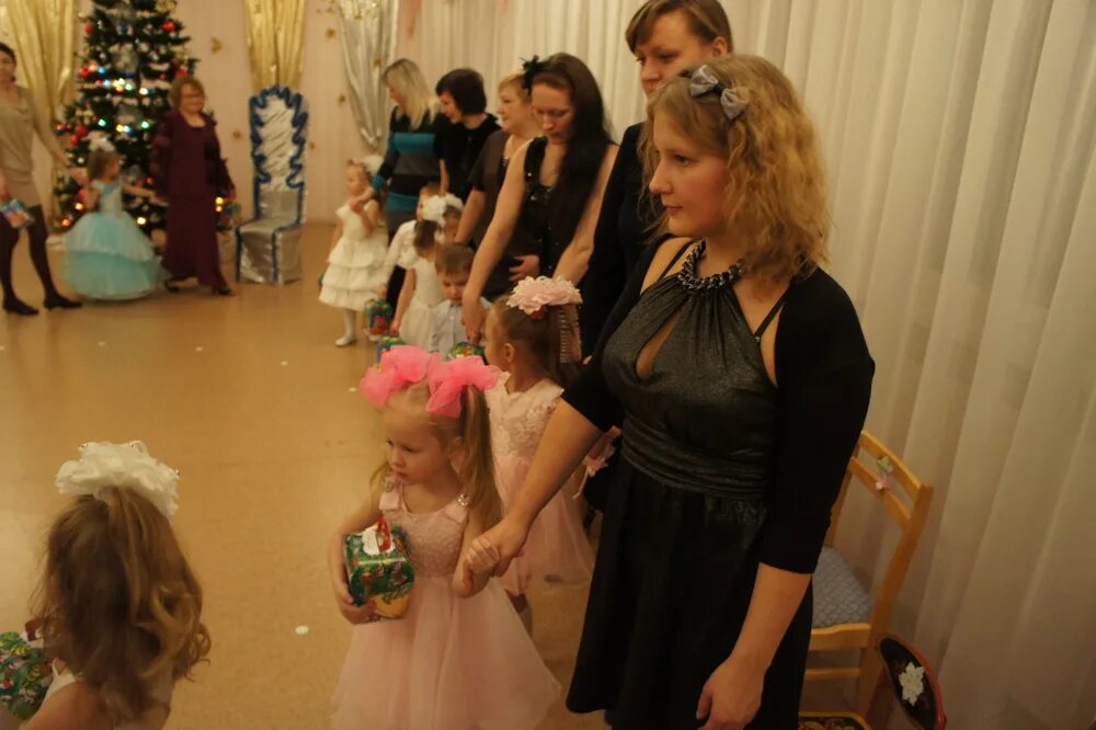 В чем пойти на утренник к ребенку. Мама с сыном на утреннике фото. Родители на утреннике в детском саду. Нарядные в детском садике. Выпускной в саду.