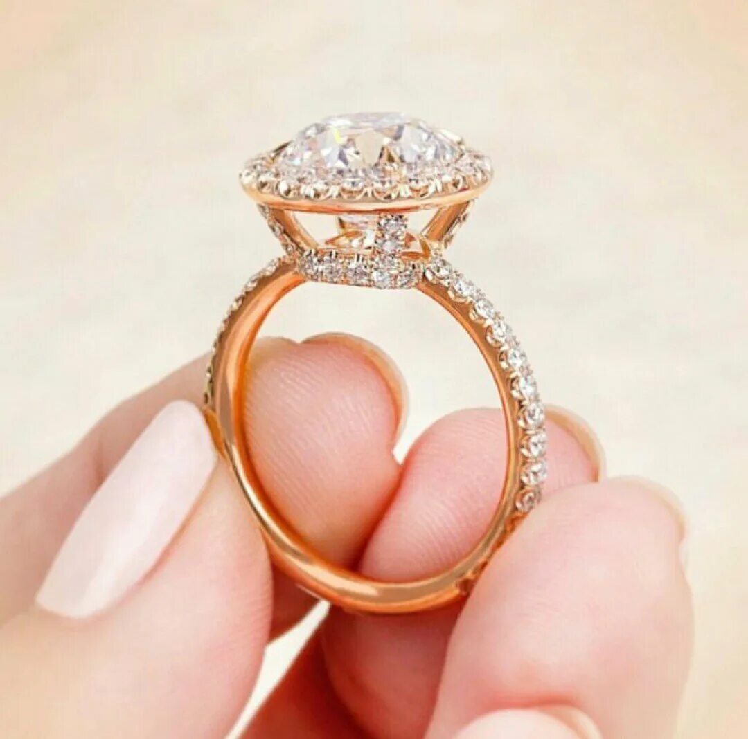 Простое кольцо девушке. Красивые кольца. Бриллиантовое кольцо. Женское кольцо с бриллиантом. Кольцо для предложения.